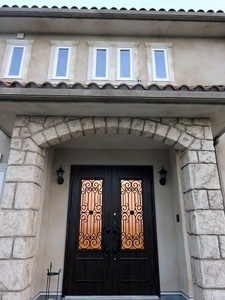 玄関ドアは輸入品のようなデザインだが、実はリクシルの国産。ガラスが多めなので玄関が明るい
