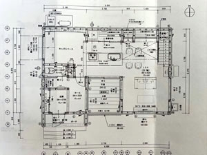 見取り図。ウッドデッキを囲うようにコの字型の家にした