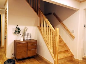 パイン材を使用した階段。床や手すりの色に合うと一目ぼれした棚を配置。