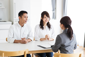 2人の女性と1人の男性が話している画像