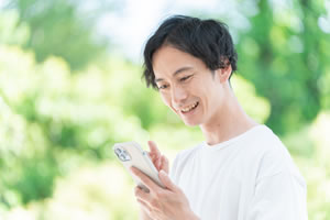 スマホを使う男性